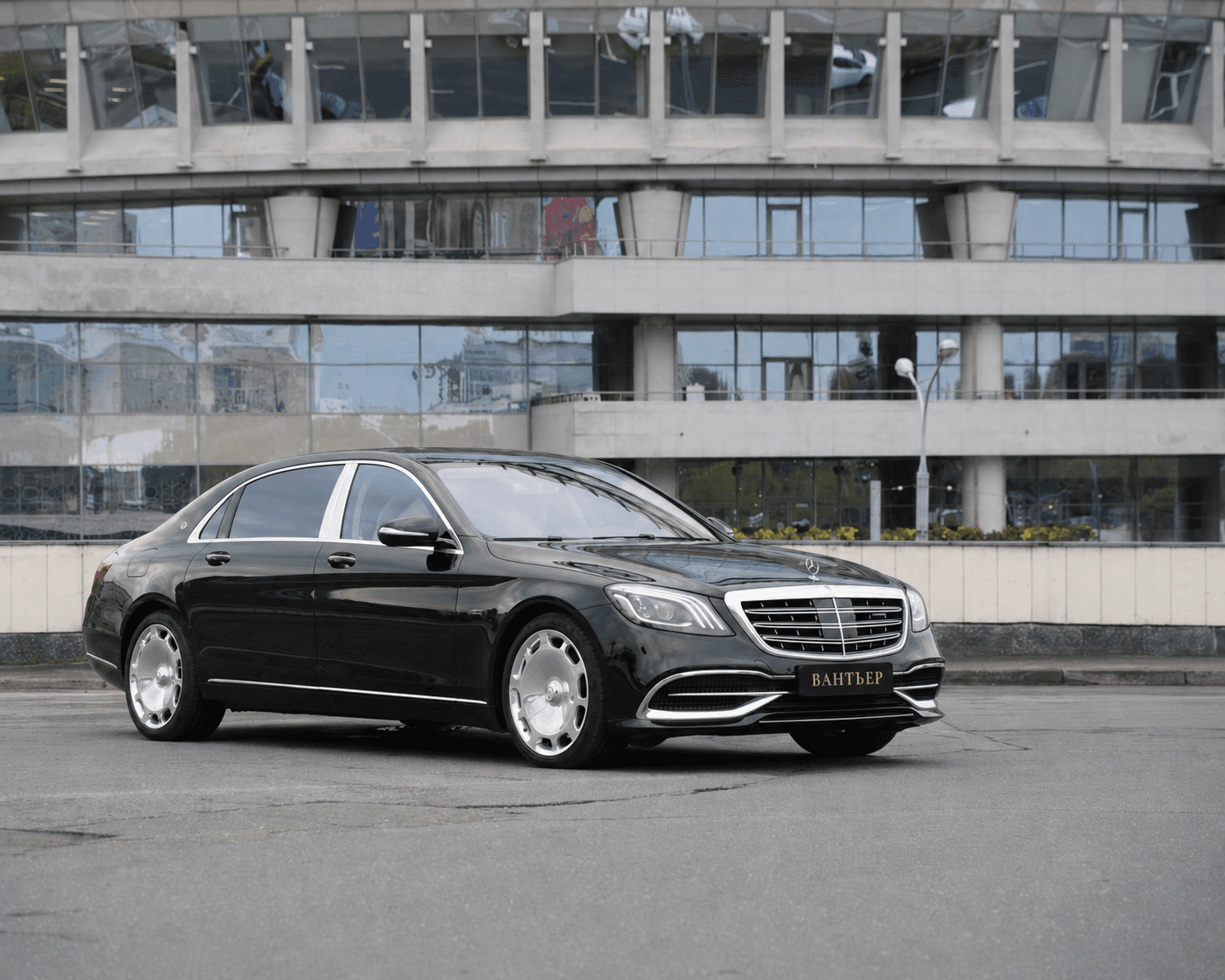 Mercedes-Maybach S 560 — вид спереди-сбоку