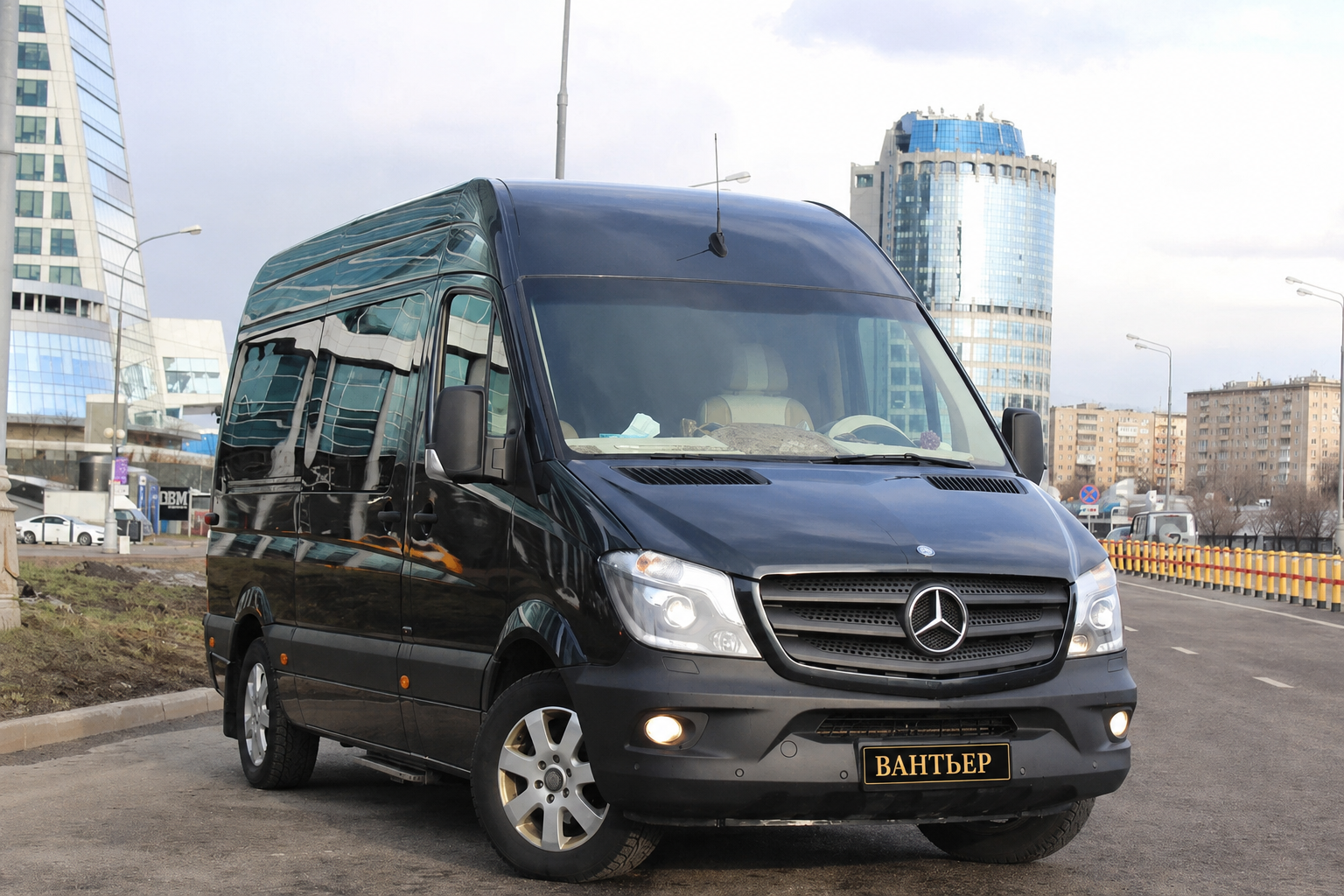 Mercedes-Benz Sprinter VIP 2016 — вид спереди-сбоку
